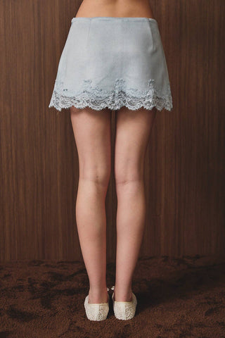 Mini-skort en suède avec bordure en dentelle