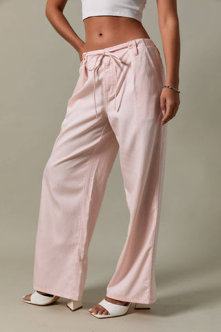 PANTALON BAS À PLIS SUR LE DEVANT ET DÉTAILS À NOUER