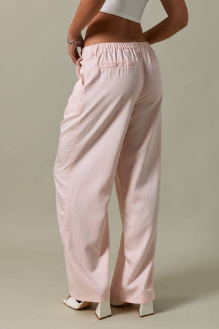 PANTALON BAS À PLIS SUR LE DEVANT ET DÉTAILS À NOUER
