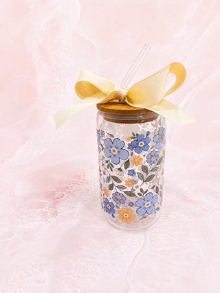 Verre en vitre et paille - fleurs bleues et jaunes