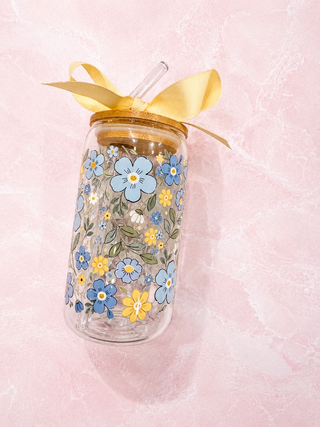 Verre en vitre et paille - fleurs bleues et jaunes