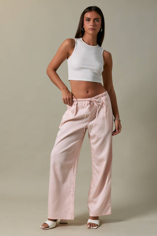 PANTALON BAS À PLIS SUR LE DEVANT ET DÉTAILS À NOUER