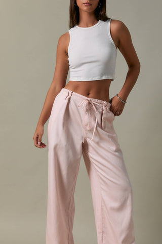 PANTALON BAS À PLIS SUR LE DEVANT ET DÉTAILS À NOUER