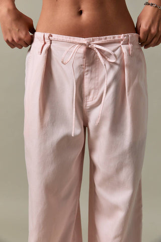 PANTALON BAS À PLIS SUR LE DEVANT ET DÉTAILS À NOUER