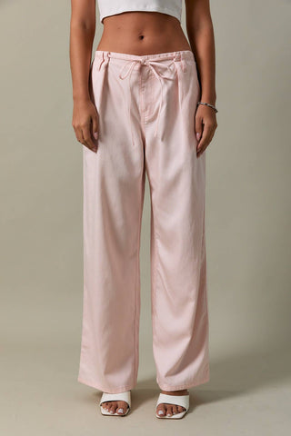 PANTALON BAS À PLIS SUR LE DEVANT ET DÉTAILS À NOUER